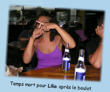 Temps mort pour Lilia après le boulot. 